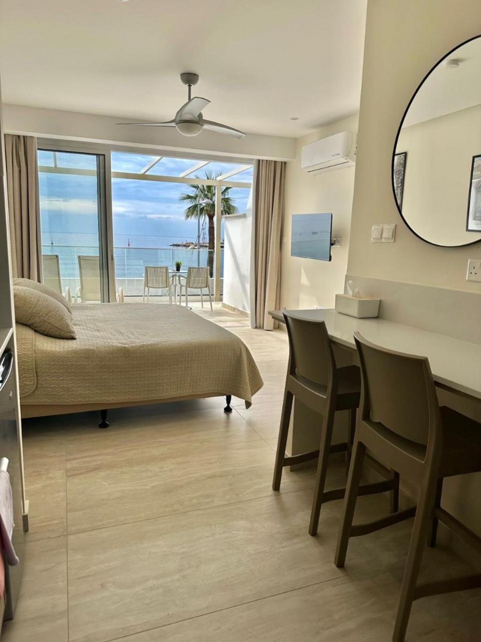Harbour Lights Studio Apartments Paphos Eksteriør bilde